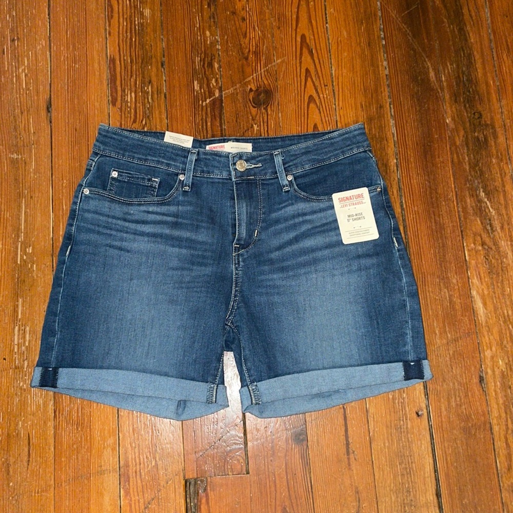NWT!! Levi Mid-Rise 5” shorts!
